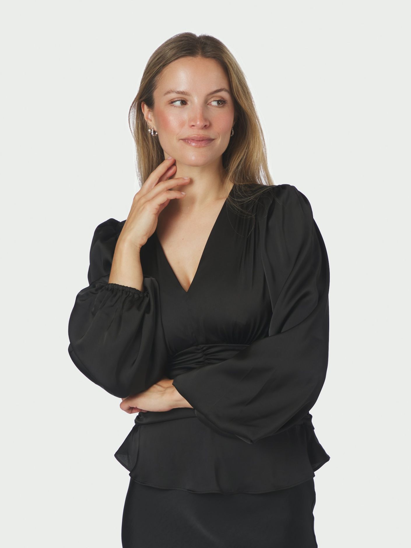 Neo Noir Pascal Drapy Satin Blouse Black - Bilde 3