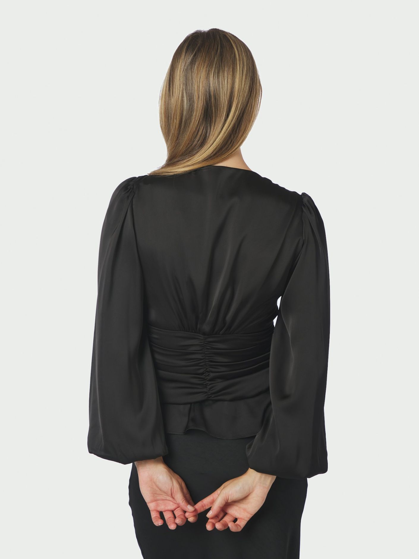 Neo Noir Pascal Drapy Satin Blouse Black - Bilde 4